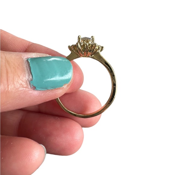 Gold and Zircon Diamond Flower Design Ring - Picture 7 of 9